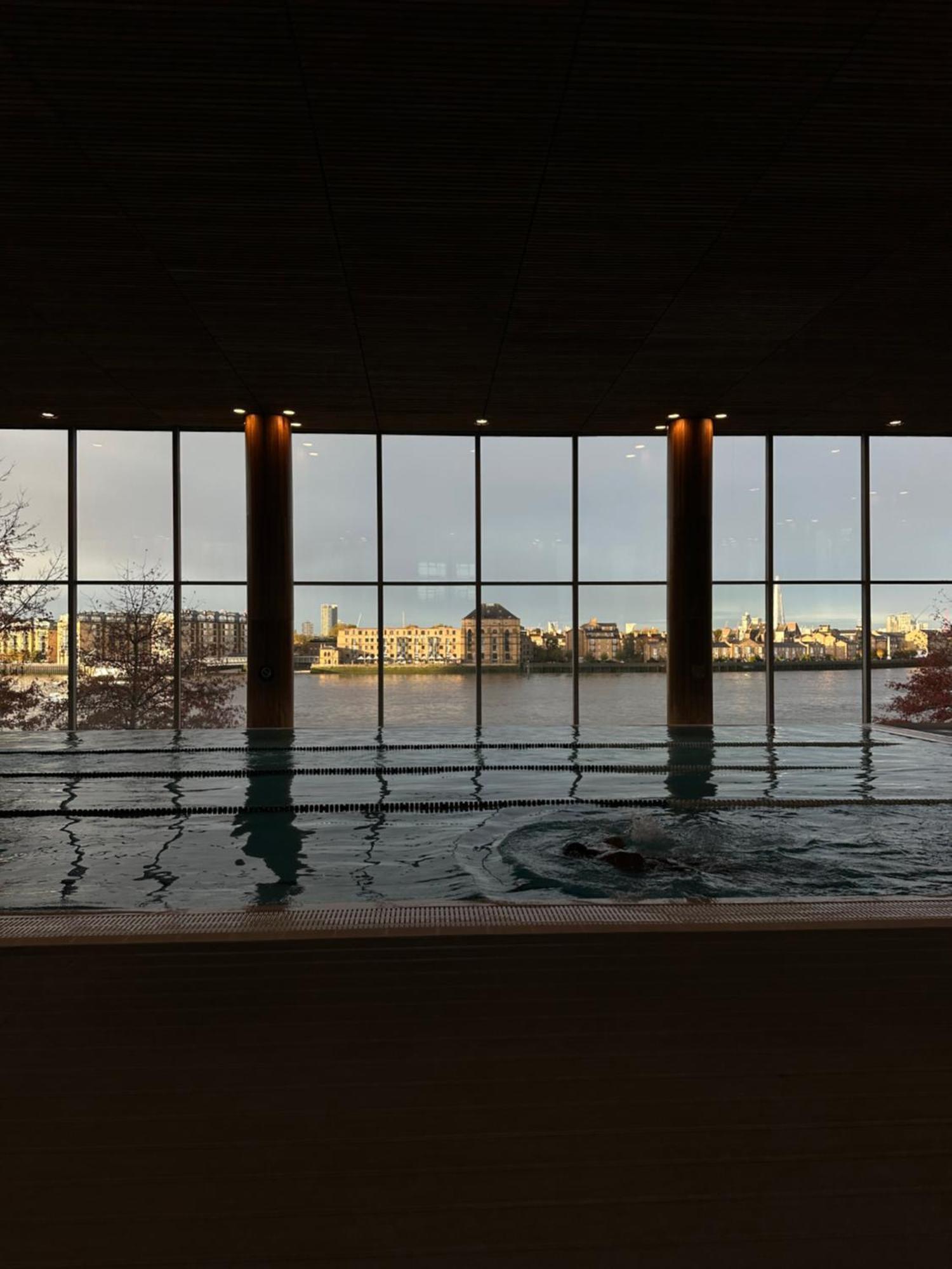 カナリー リバーサイド プラザ ホテル ロンドン エクステリア 写真 View from the pool