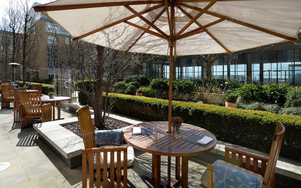 カナリー リバーサイド プラザ ホテル ロンドン エクステリア 写真 The garden at the hotel