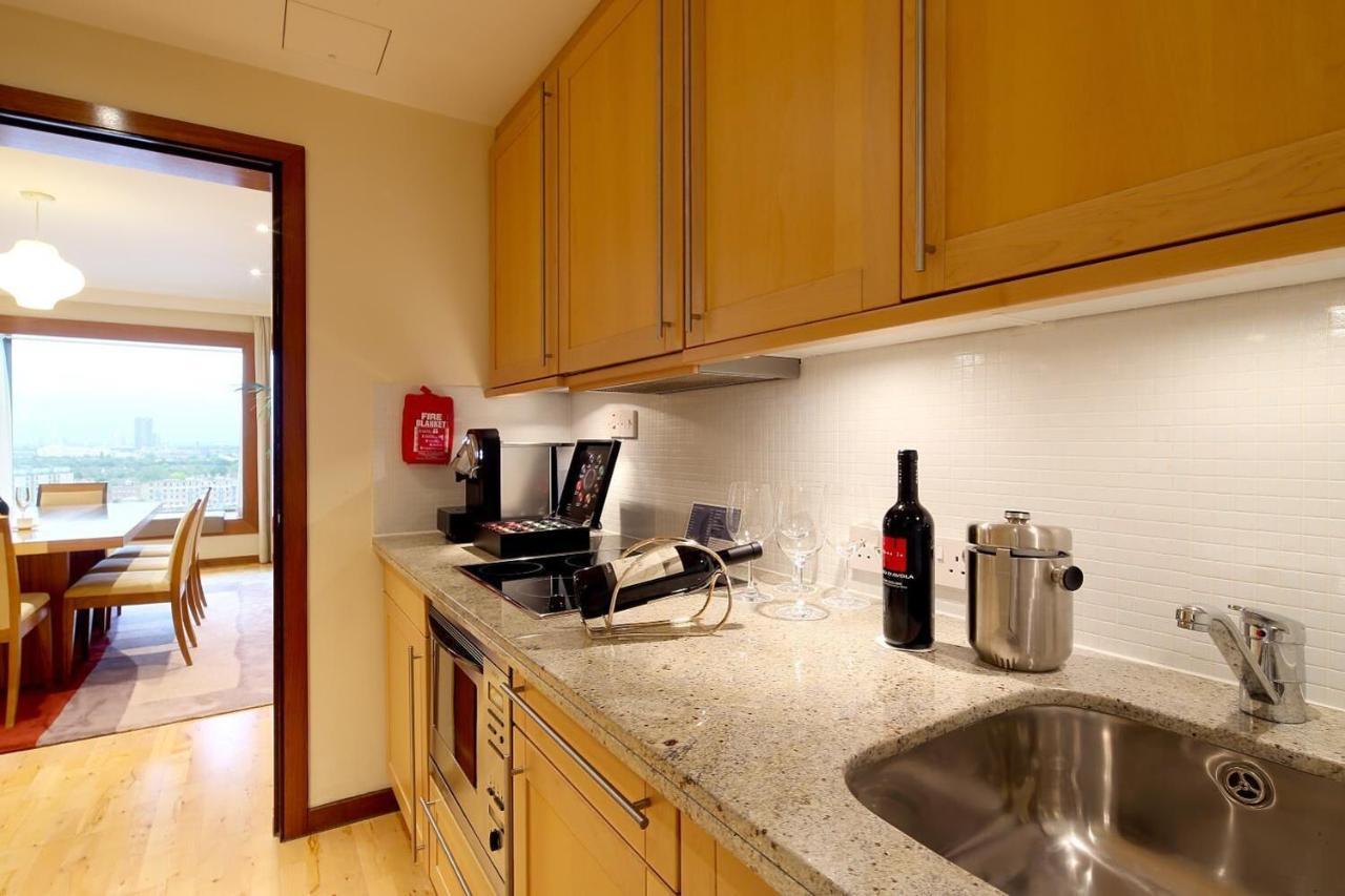 カナリー リバーサイド プラザ ホテル ロンドン エクステリア 写真 A typical kitchen